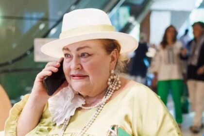 ніна набока